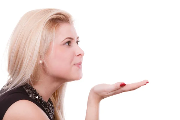 Blond žena odesílání vzduchu polibek na dlaně levé ruky — Stock fotografie