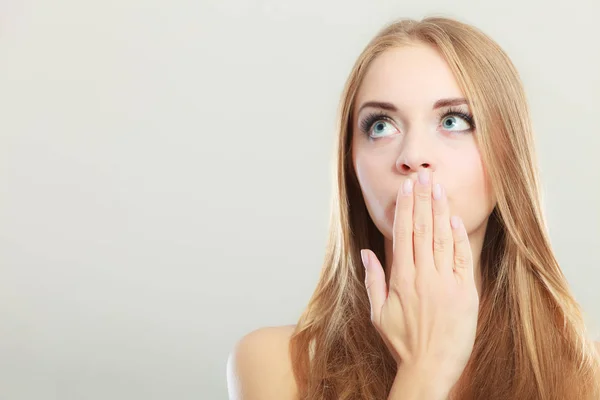 Mujer asombrada cubriéndose la boca con la mano —  Fotos de Stock