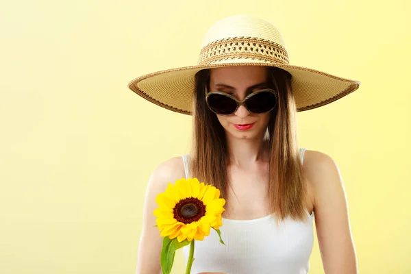 Portret aantrekkelijke vrouw met zonnebloemen — Stockfoto