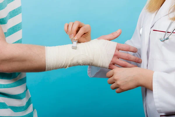 Läkare bandage Stukad handled. — Stockfoto