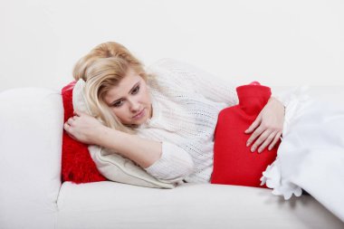 Cofa üzerinde yatan kadın duygu mide krampları