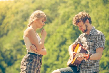 Genç çift kamp oyun gitar açık