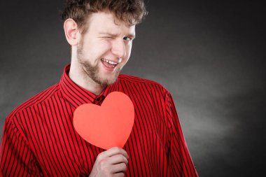 Neşeli adam holding kalp.