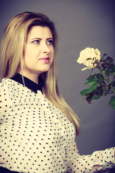 Jolie femme à fleur de rose blanche — Photo