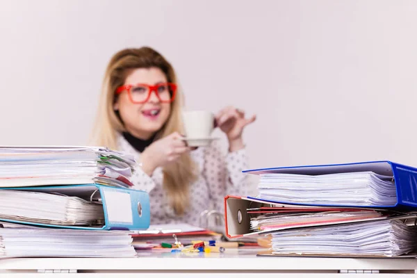 Donna felice in ufficio bere caffè caldo — Foto Stock