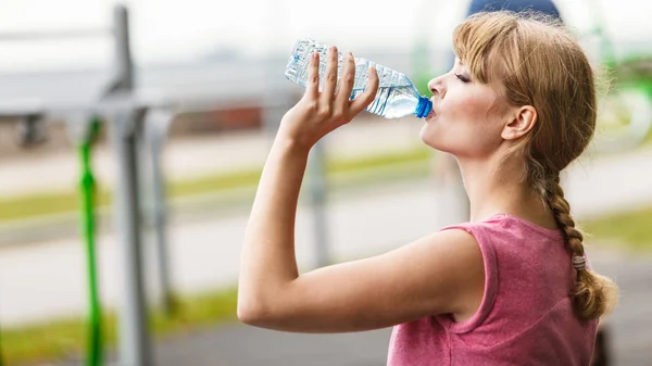 休憩を取って水を飲むと女性。フィットネス. — ストック写真