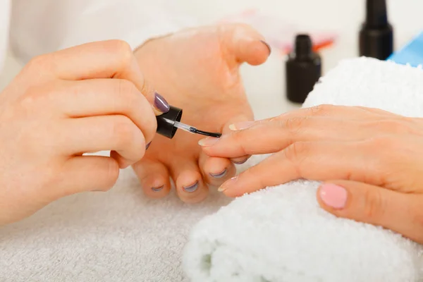 Kobieta w salonie piękności robi manicure. — Zdjęcie stockowe