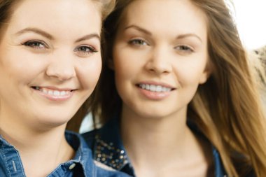 İki mutlu kadın arkadaşlar eğlenmeye