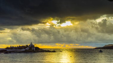 Agios Fokas Laconia Yunanistan, fırtınalı hava güneş doğarken
