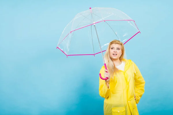 Mujer feliz vistiendo impermeable con paraguas transparente — Foto de Stock