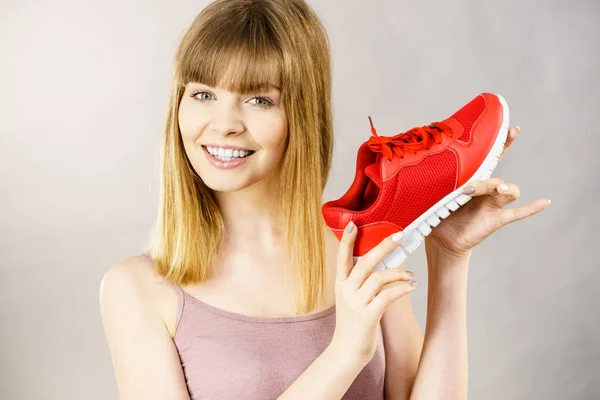 Gelukkige vrouw presenteren sportkleding trainers schoenen — Stockfoto