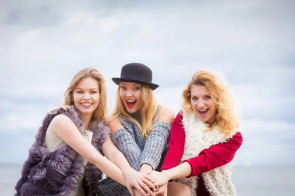 Tři módní žena proti obloze — Stock fotografie