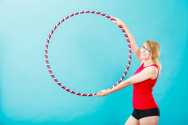 Fitte Frau mit Hula-Hoop-Reifen bei der Übung — Stockfoto