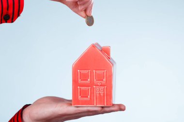 Erkek el küçük ev ve gümüş sikke.