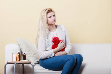 Cofa üzerinde oturan kadın duygu mide krampları