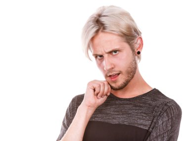 Genç adam bir çözüm aramak düşünme