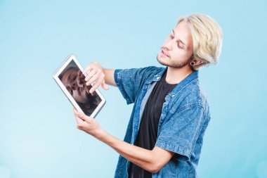 Tablet bilgisayar kullanarak trendy genç adam