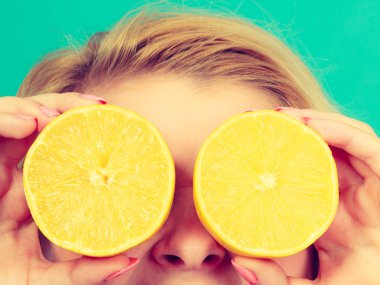 Limonlu narenciye gözleriyle kapsayan kız