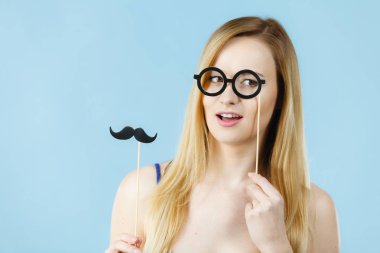 Karnaval accessoies sopa üzerinde tutan kadın