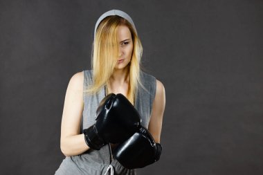 Boksör kız egzersiz ile boks eldivenleri.