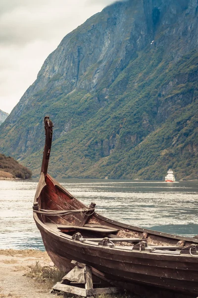Παλιά ξύλινη βάρκα Βίκινγκ στη Νορβηγική φύση — Φωτογραφία Αρχείου