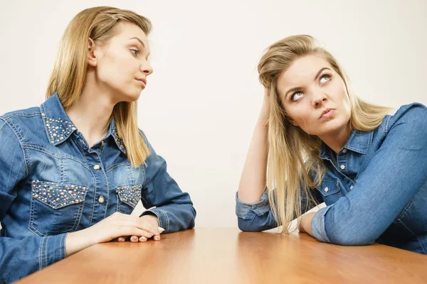 Duas mulheres discutindo briga — Fotografia de Stock