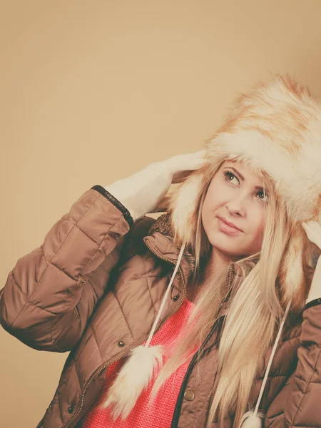 Mujer rubia en invierno sombrero peludo —  Fotos de Stock