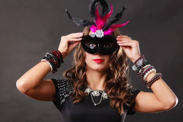 Frau mit venezianischer Karnevalsmaske auf dunklem Hintergrund — Stockfoto