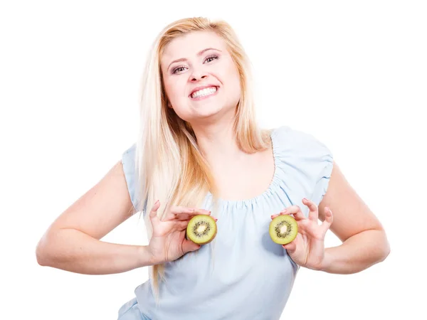 Vrouw bedrijf groene kiwi op borst — Stockfoto