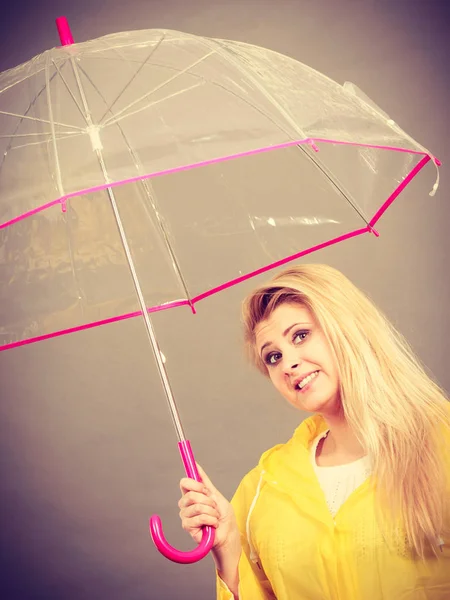 Mujer feliz vistiendo impermeable con paraguas transparente — Foto de Stock
