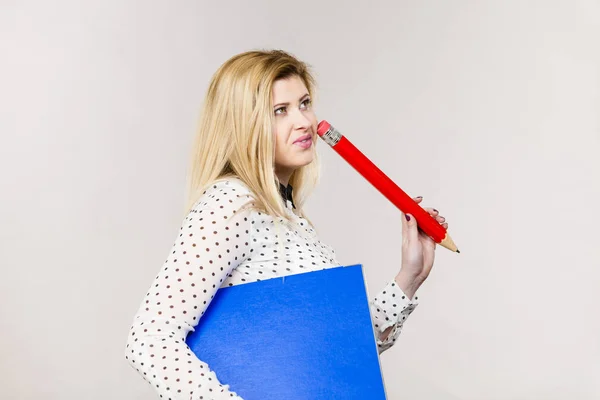 Mulher segurando aglutinante com documentos — Fotografia de Stock