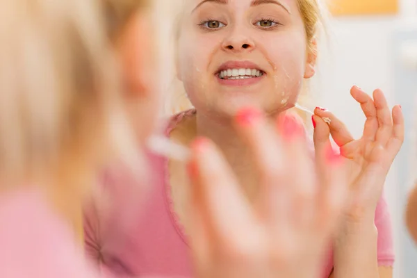 Mujer quitándose la máscara de la cara — Foto de Stock