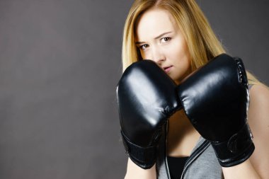 Boksör kız egzersiz ile boks eldivenleri.
