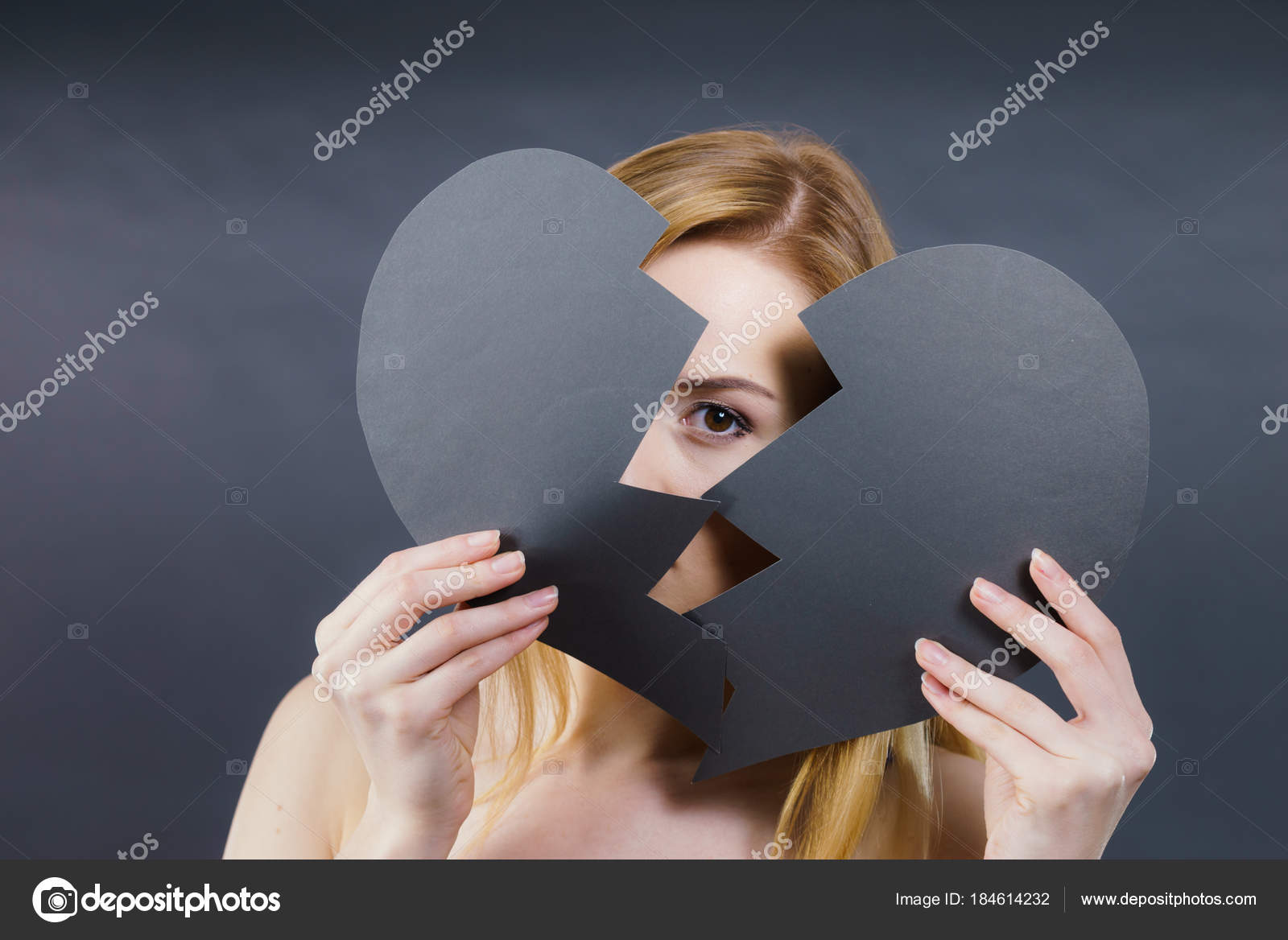 Jeune Femme Triste Couverte De Cœur Brise Image Libre De Droit Par Anetlanda C Jeune Femme Triste Couverte De Cœur Brise Image Libre De Droit Par Anetlanda C