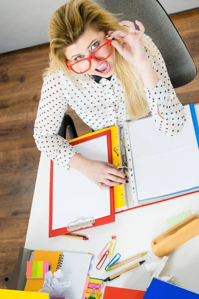 Geschockte Geschäftsfrau beim Blick auf Dokumente — Stockfoto