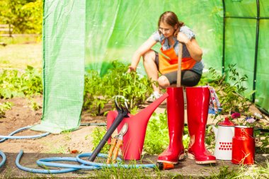 Kadın çiftçi ve Bahçe Bahçe aletleri