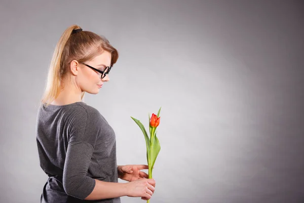 Eleganta kvinnan med blomma. — Stockfoto