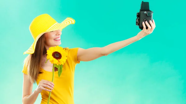 Summer woman holds sunflower old camera — Stock Photo, Image