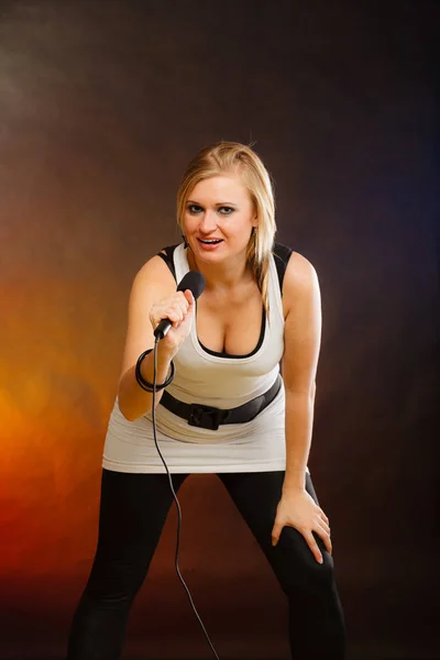 Blondine singt ins Mikrofon — Stockfoto