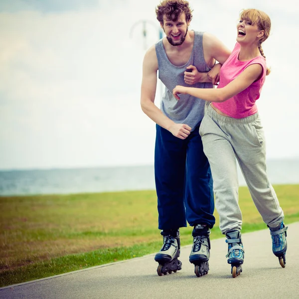 Patinador pareja patinaje al aire libre —  Fotos de Stock