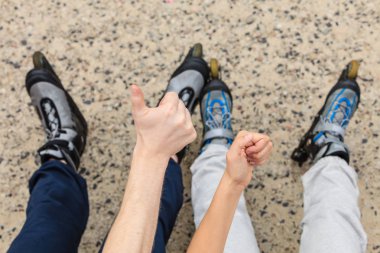 İnsanlar arkadaş tekerlekli paten açık grubu.