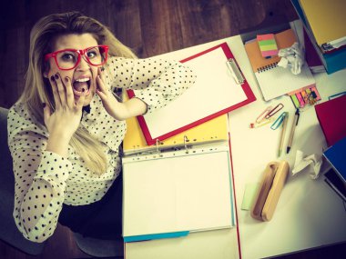 Ofisteki mutlu iş kadını