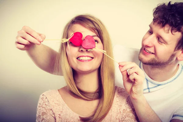 Paar von ihrer Liebe geblendet. — Stockfoto