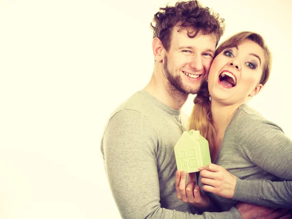 Glada par tillsammans med bygga modell — Stockfoto