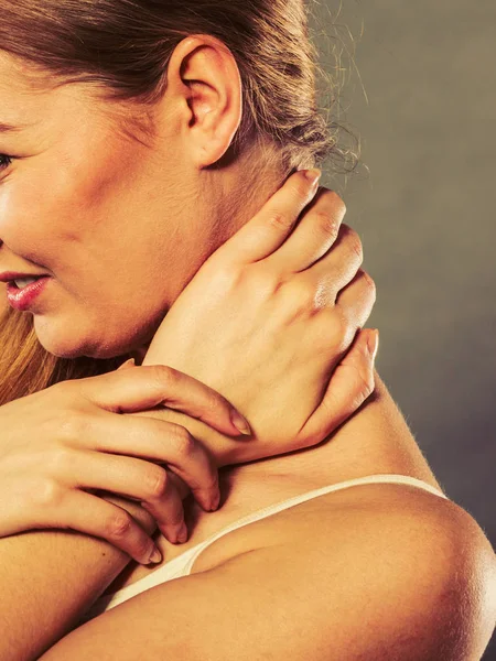 Frau leidet unter Nackenschmerzen — Stockfoto