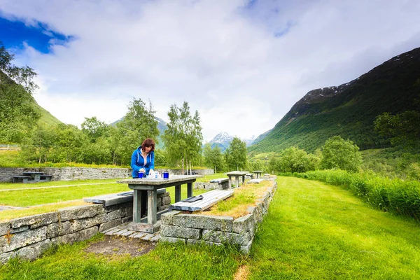 Mujer viajera almorzar en la naturaleza en montañas noruegas — Foto de Stock