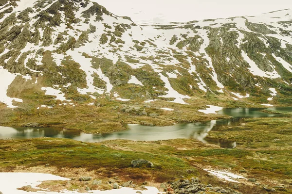 Smeltende sneeuw in Noorse bergen — Stockfoto