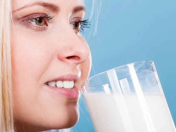 Vrouw die melk drinkt uit glas — Stockfoto