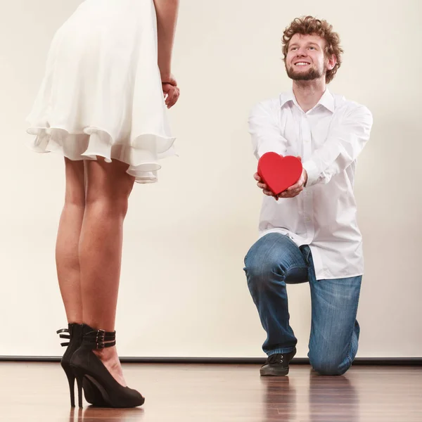 Uomo con scatola regalo a forma di cuore per donna . — Foto Stock