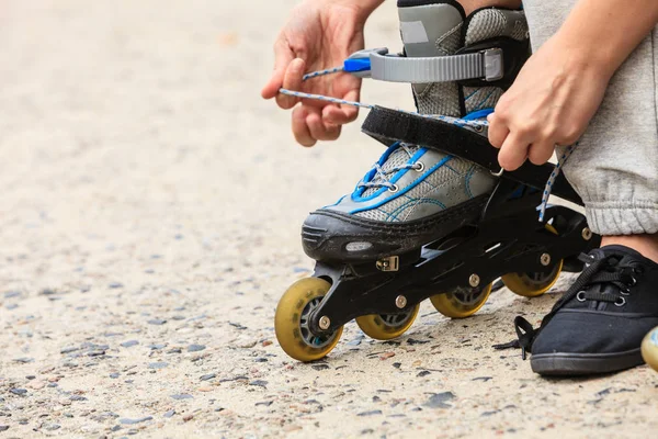 Mujer poniéndose patines al aire libre . — Foto de Stock